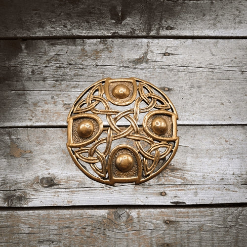 Keltische Bronze Brosche auf Holz
