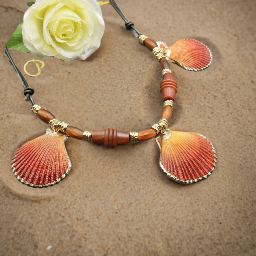 Atemberaubende Muschelkette mit Hornperlen