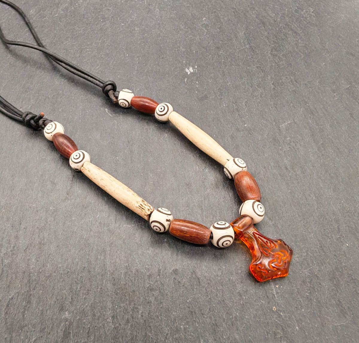 Bernstein Thorshammer Kette mit Horn- und Knochenperlen