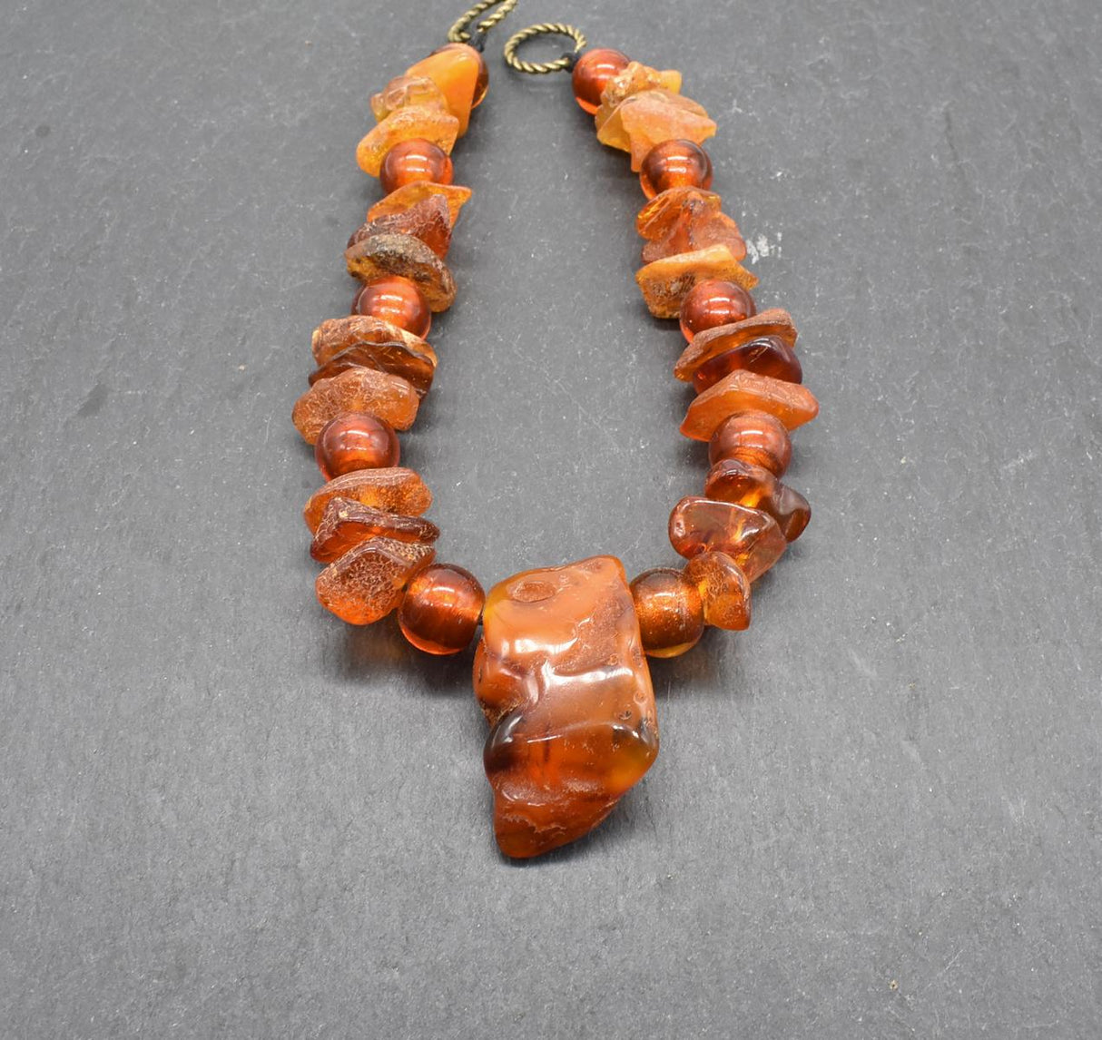 Rückseite der Wikinger-Bernstein-Fibelkette mit Goldfolienperlen von Belanas Schatzkiste