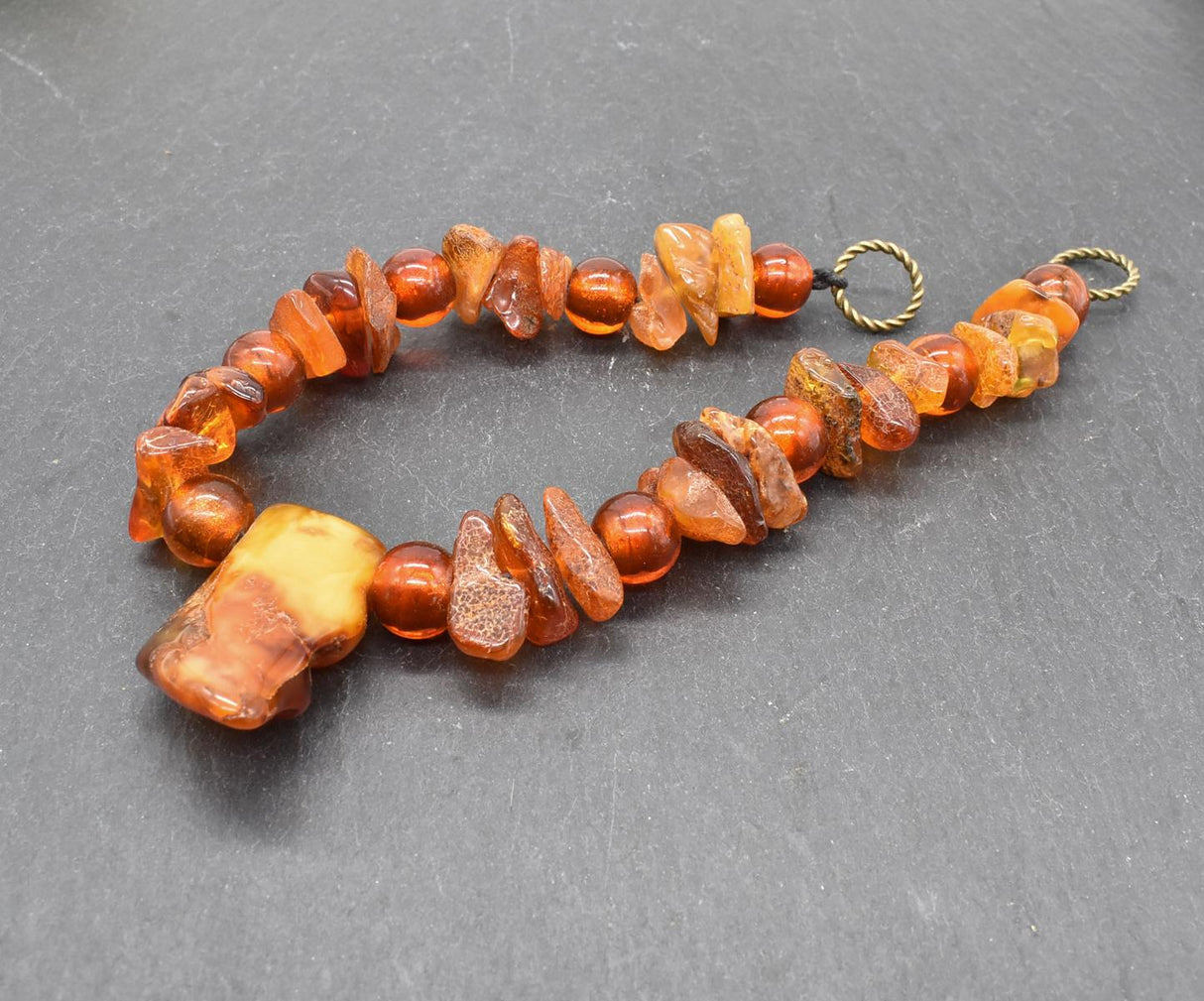 Wikinger-Bernstein-Fibelkette mit Goldfolienperlen von Belanas Schatzkiste