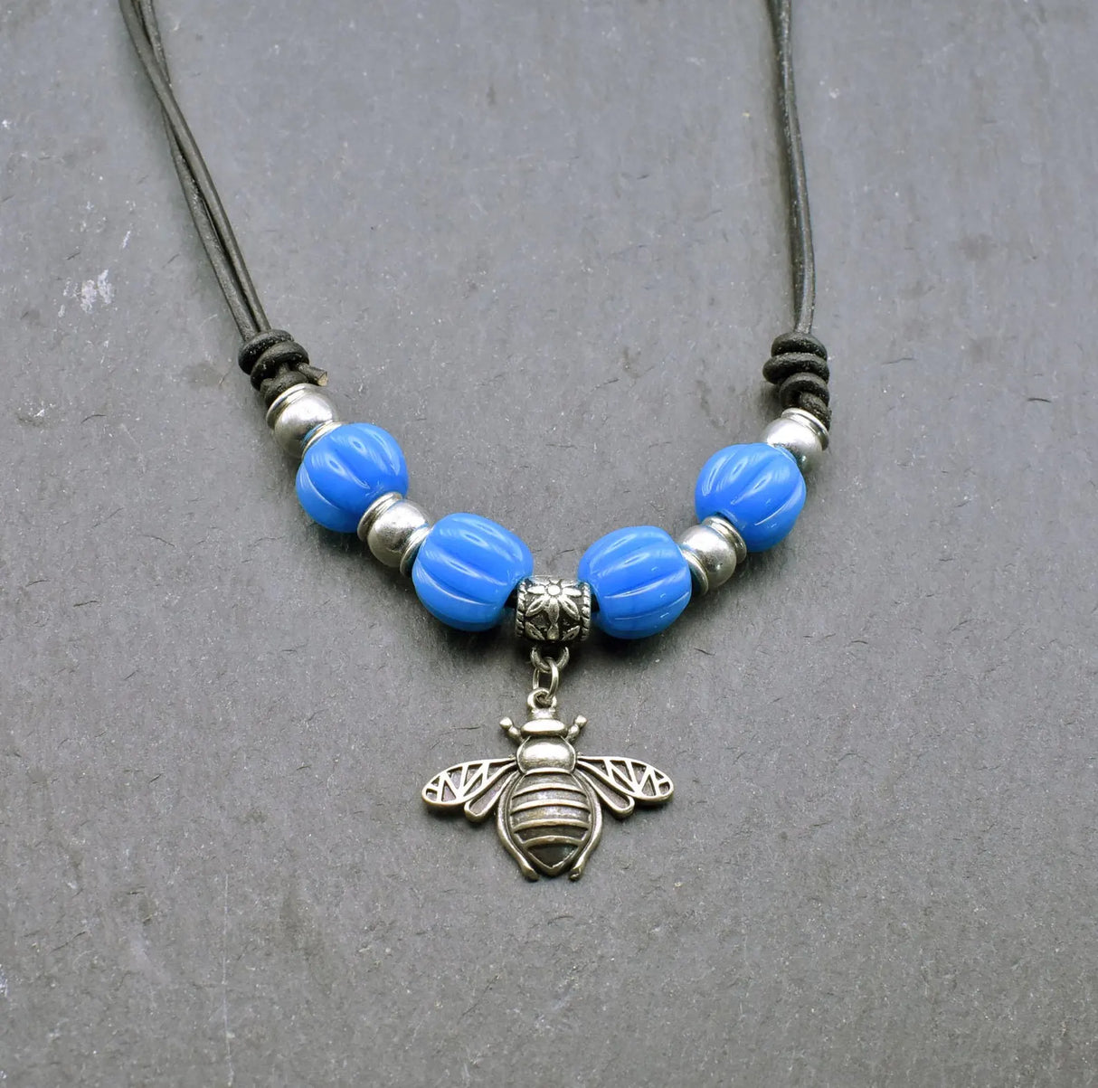 Bienen-Kette "Sumsebienchen" mit blauen Glasperlen auf Lederband