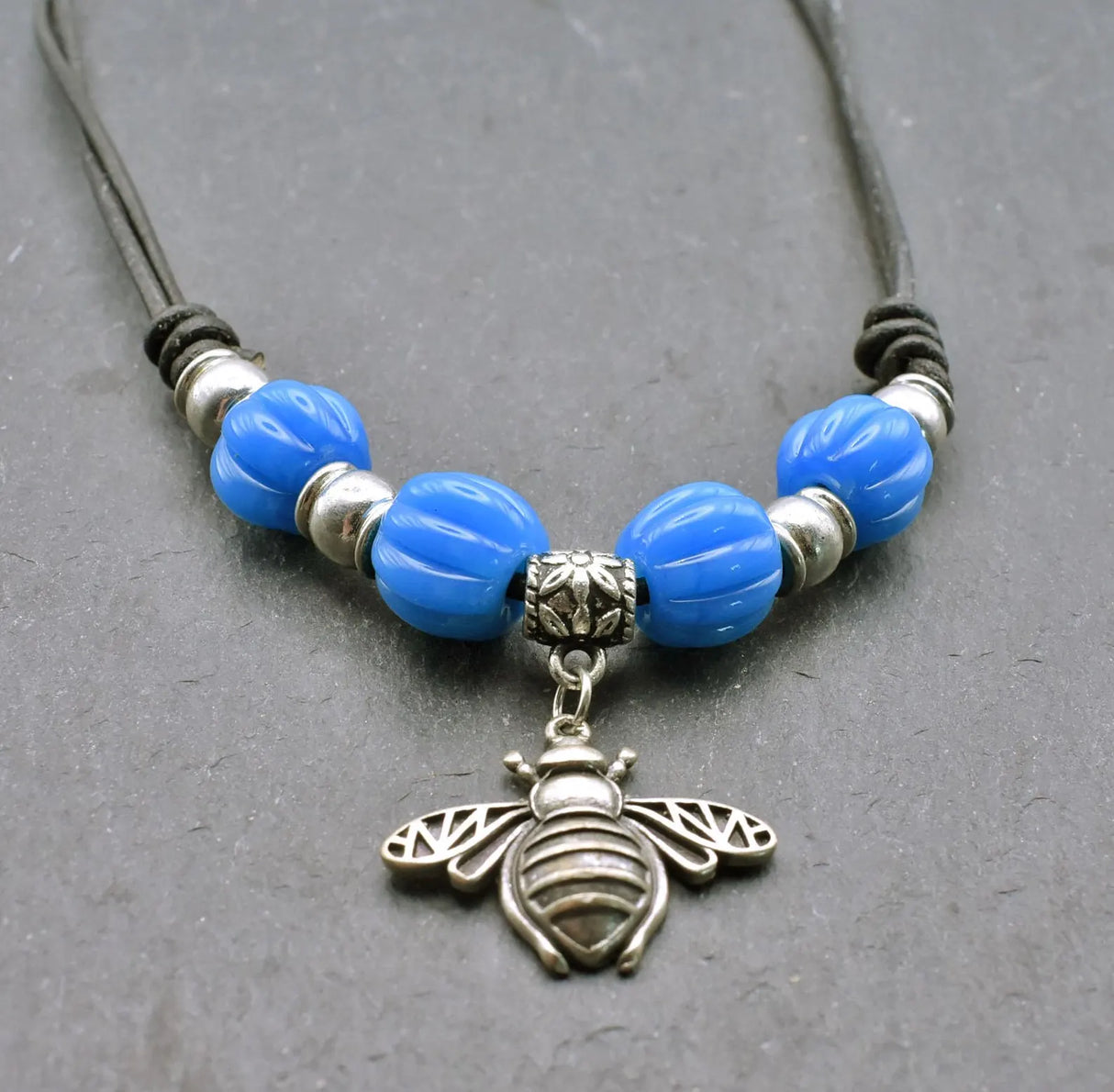 Bienen-Kette "Sumsebienchen" mit blauen Glasperlen auf Lederband