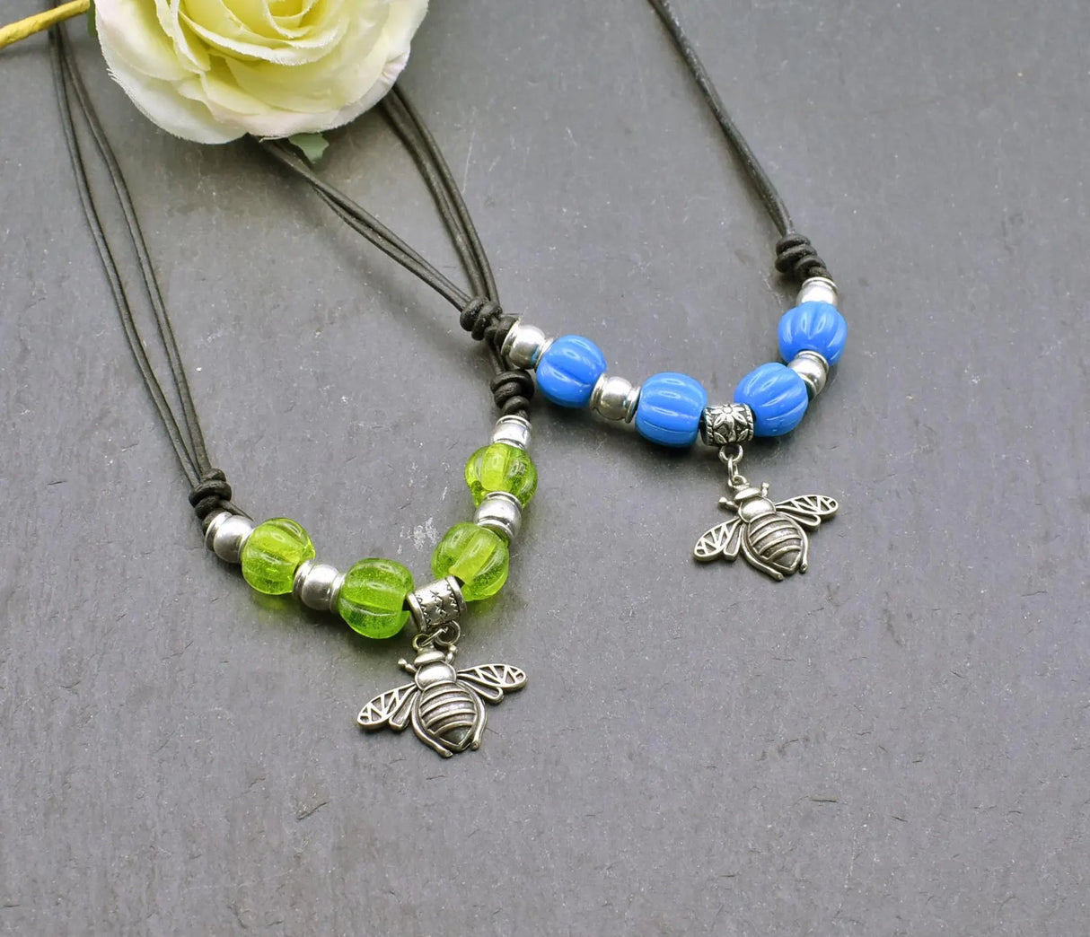 Bienen-Ketten mit grünen und blauen Glasperlen auf Lederband