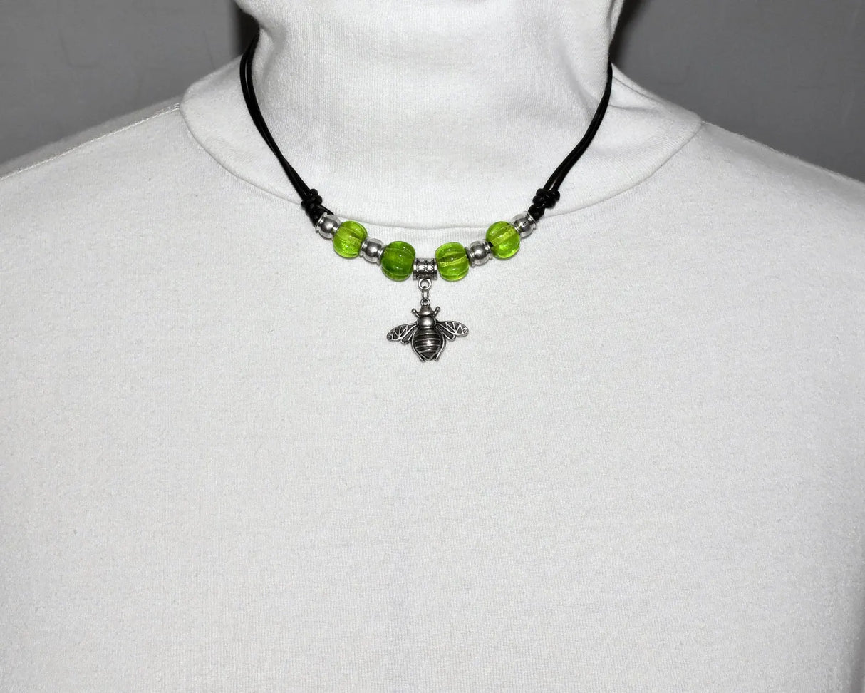 Tragebild kurz der Bienen-Kette "Sumsebienchen" mit grünen Glasperlen auf Lederband