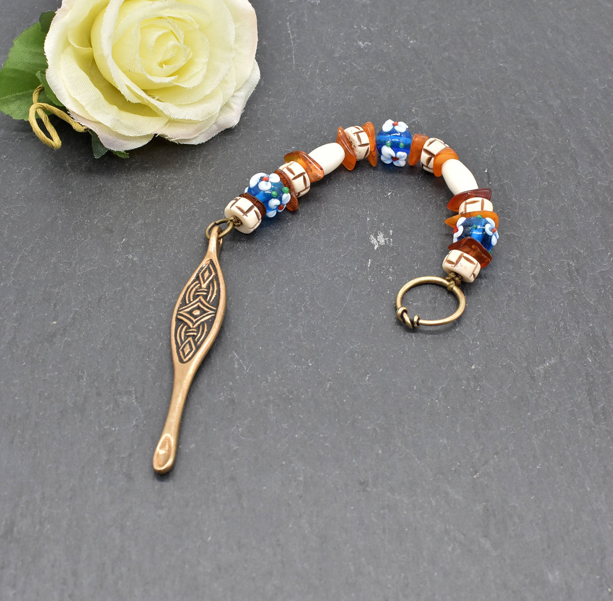 Birka Ohrlöffel aus Bronze – Wikinger Hygiene & Replik mit Knochenperlen, Bernstein und blauen Glasperlen