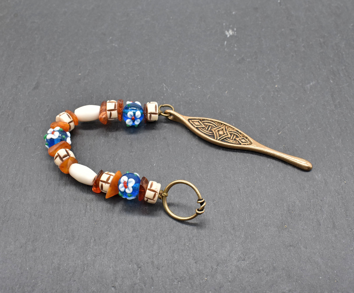 Birka Ohrlöffel aus Bronze – Wikinger Hygiene & Replik mit Knochenperlen, Bernstein und blauen Glasperlen