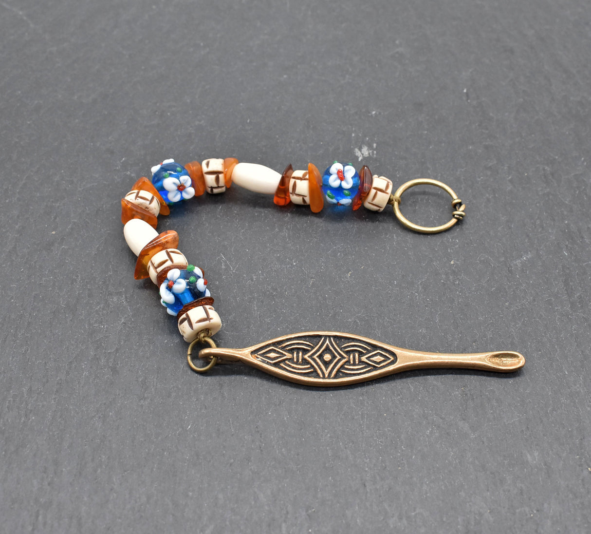 Birka Ohrlöffel aus Bronze – Wikinger Hygiene & Replik mit Knochenperlen, Bernstein und blauen Glasperlen
