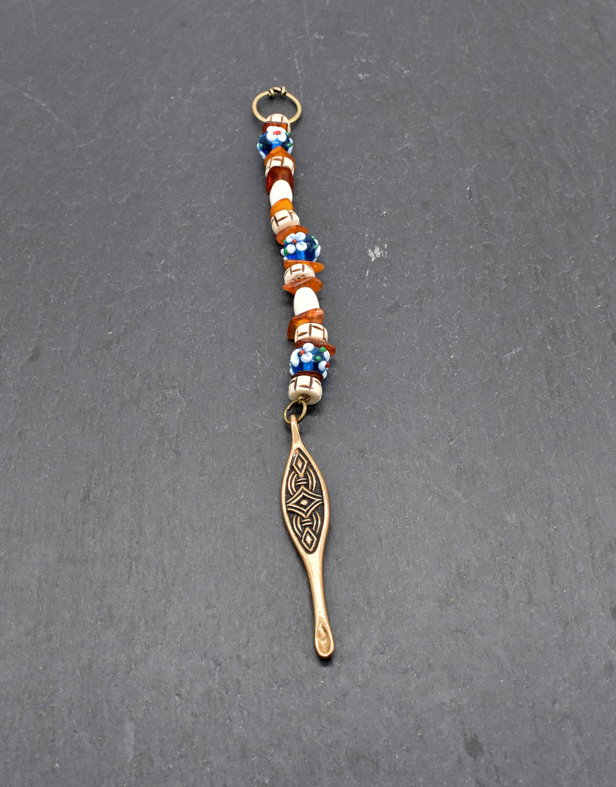 Birka Ohrlöffel aus Bronze – Wikinger Hygiene & Replik mit Knochenperlen, Bernstein und blauen Glasperlen