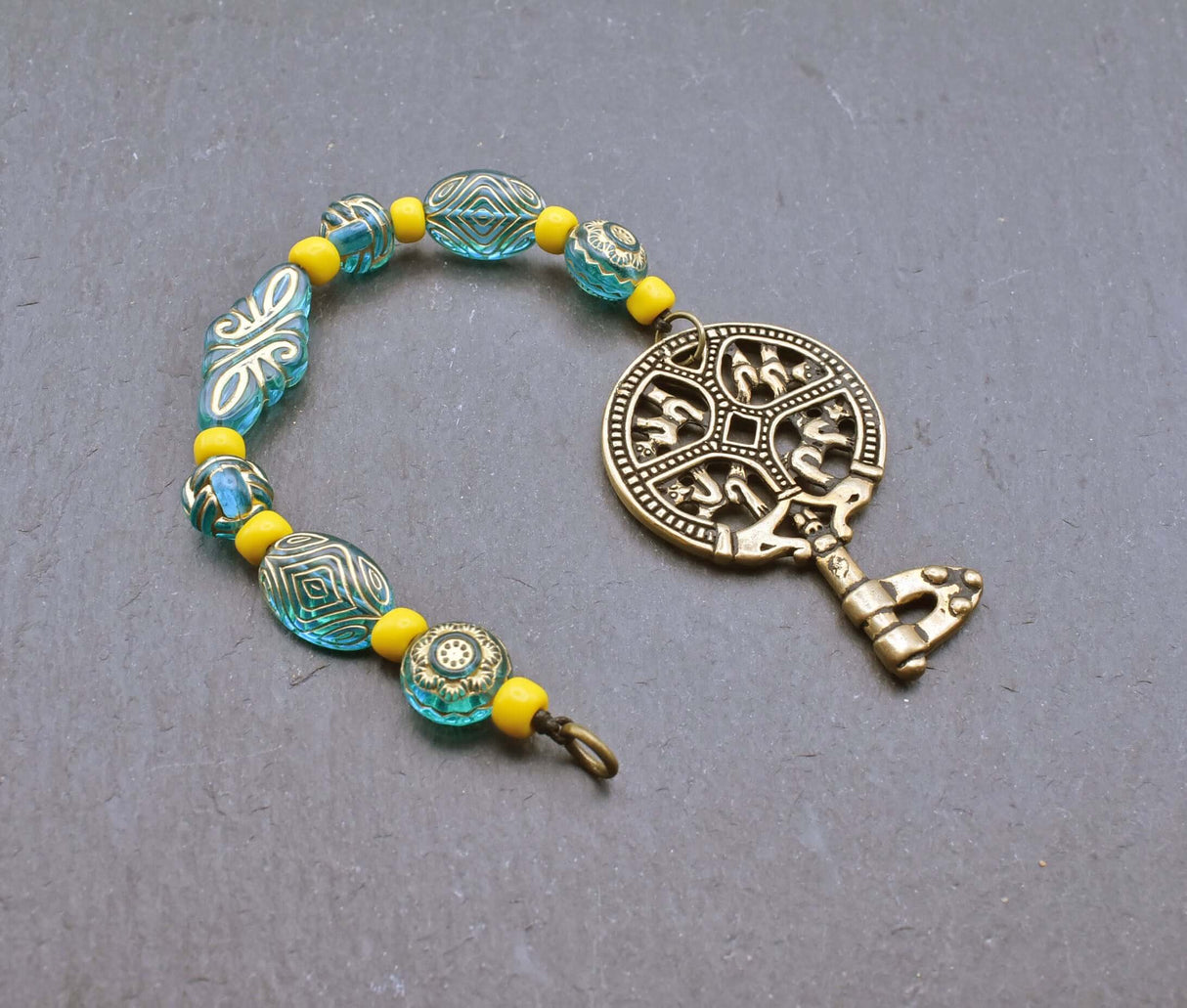 Birka Schlüssel mit Perlenkette in türkis und gelb