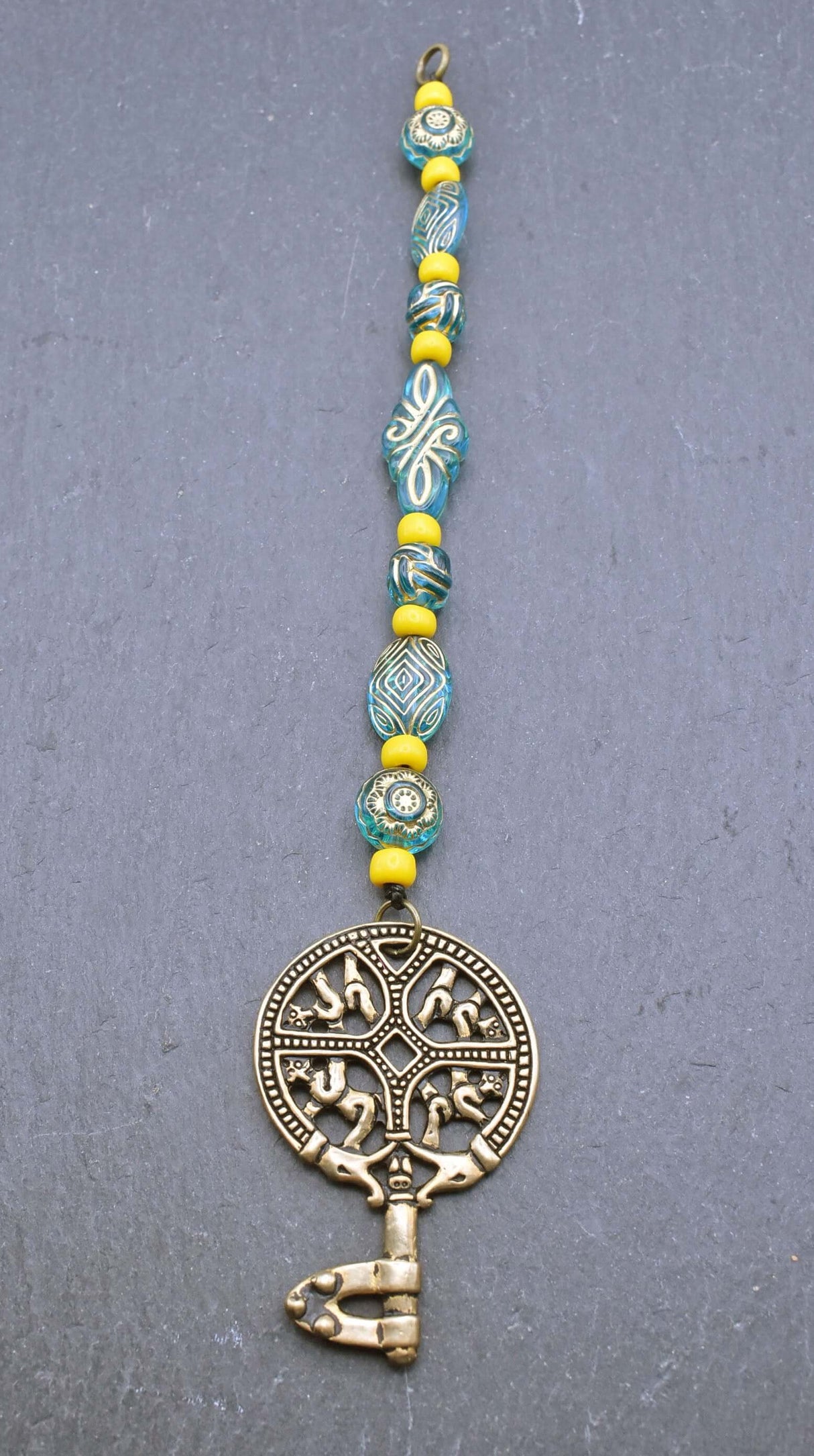 Birka Schlüssel mit Perlenkette in türkis und gelb