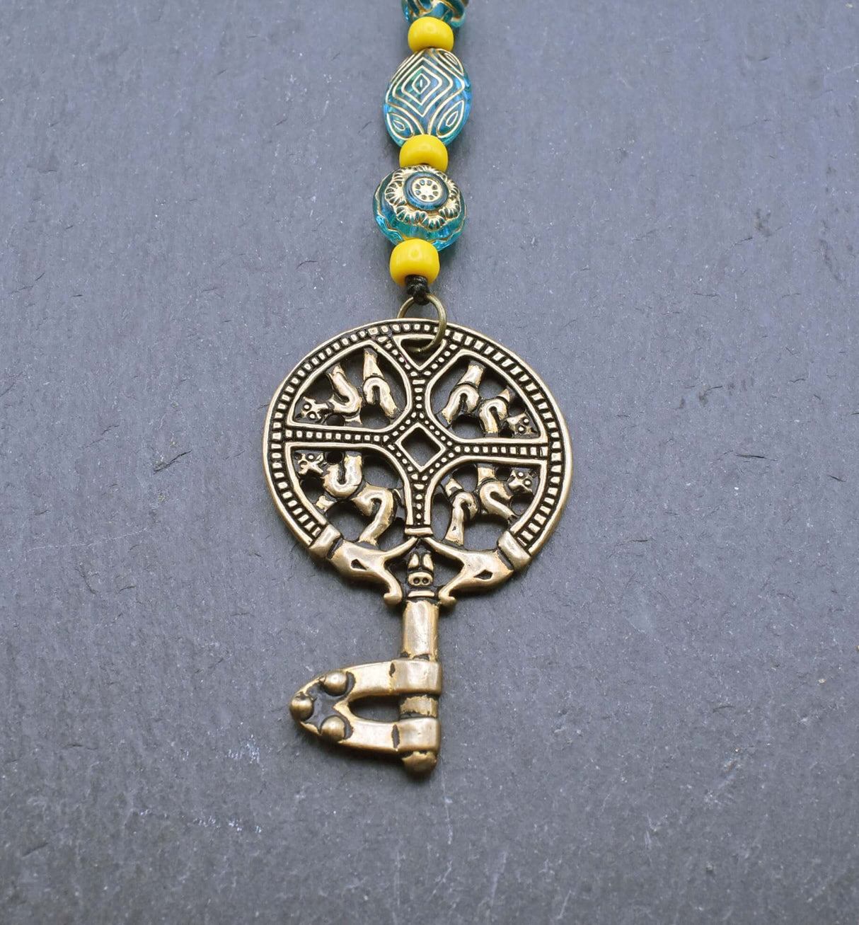Birka Schlüssel mit Perlenkette in türkis und gelb