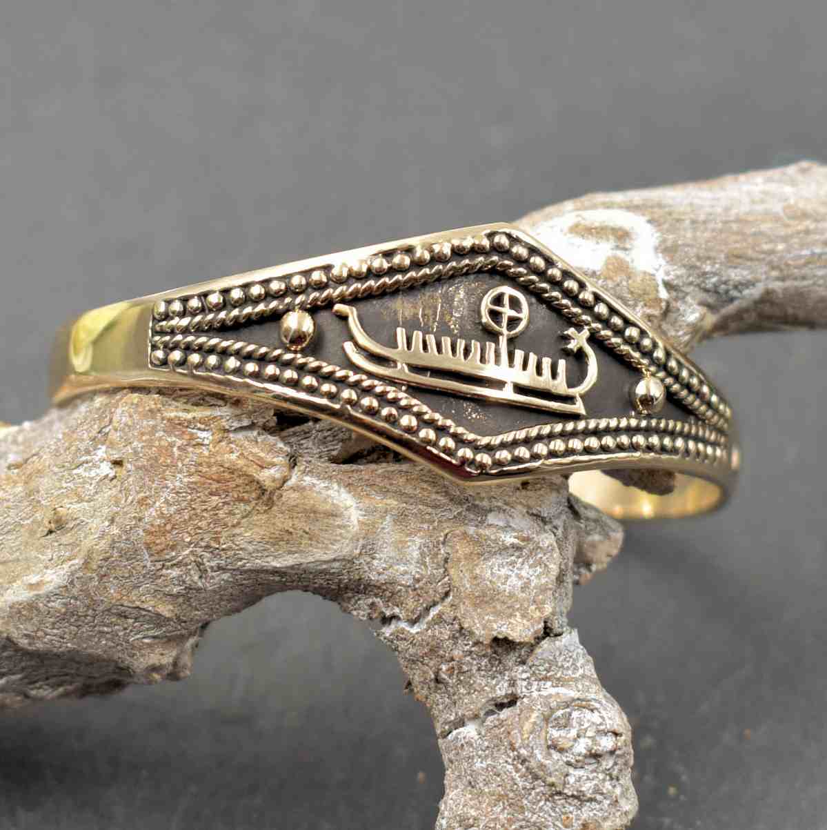 Wikinger Armreif mit Langboot und Rune aus Bronze auf einem Ast