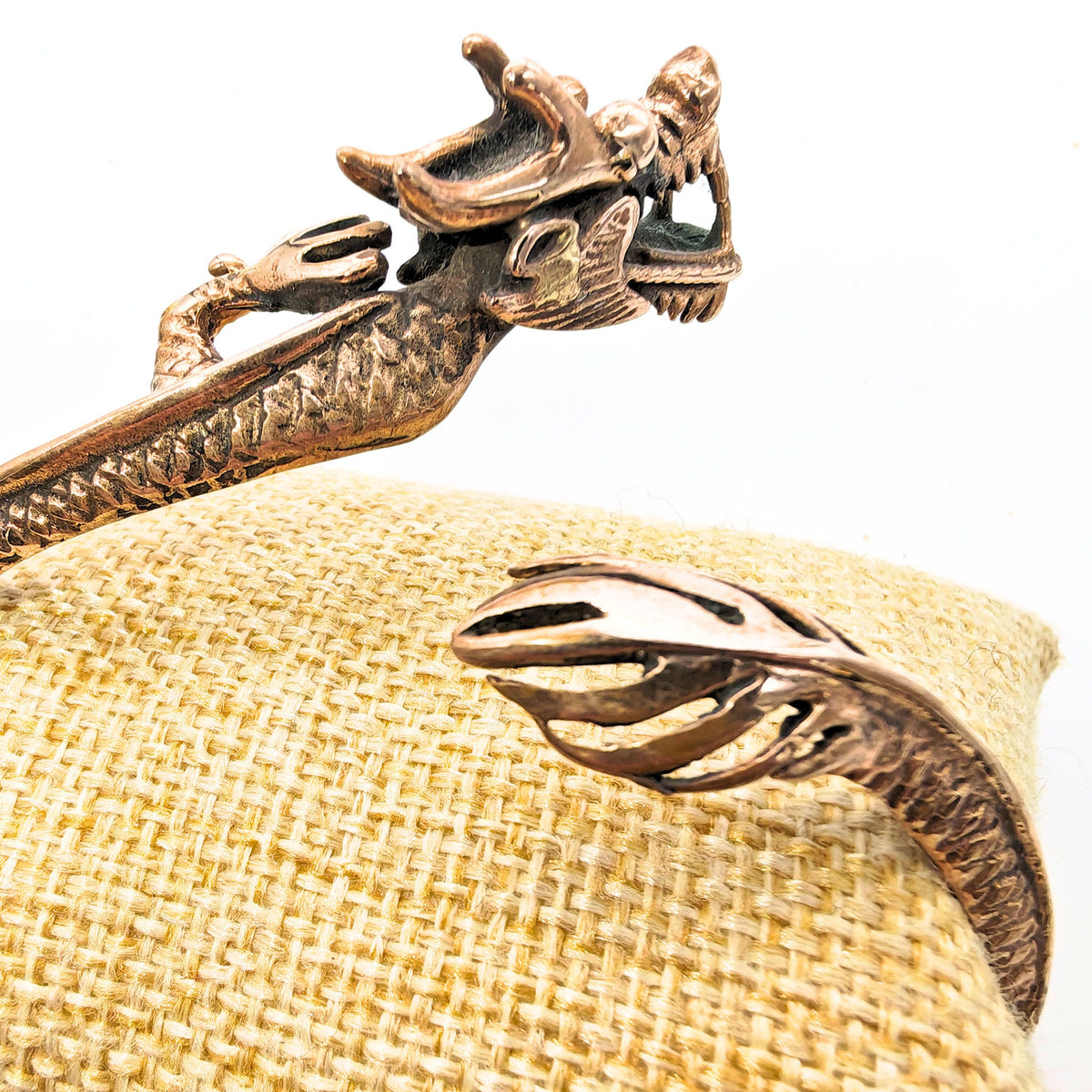 Drachenarmreif aus Bronze mit beweglichem Drachenkopf