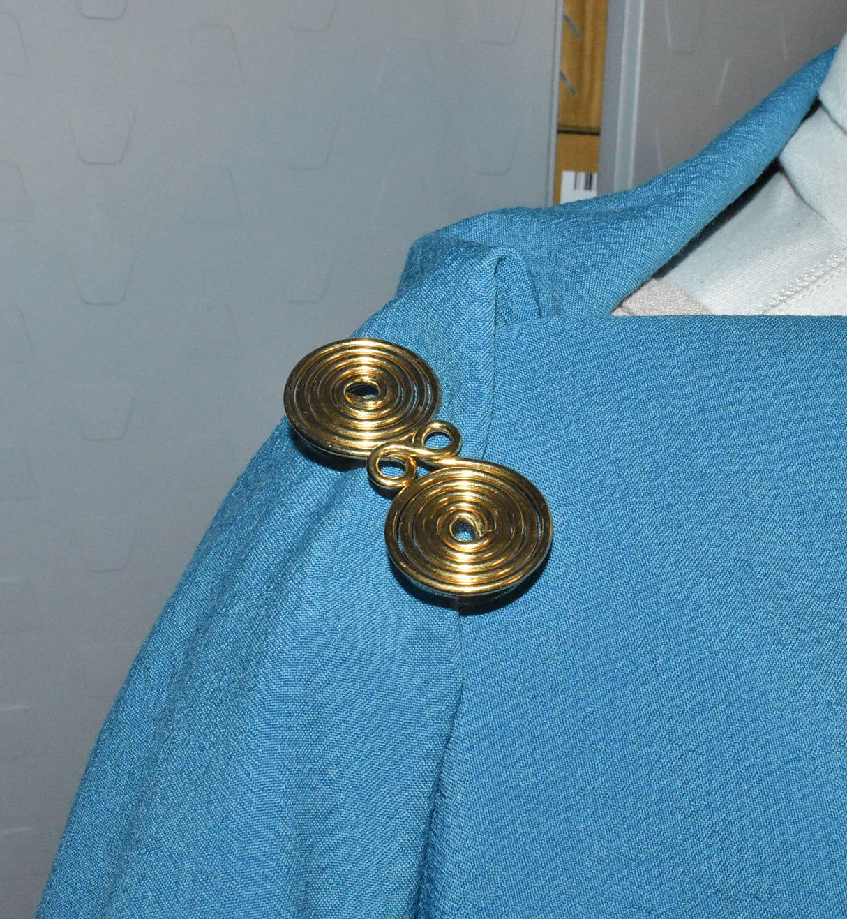 Tragebild der Hallstatt Spiralfibel aus Messingdraht