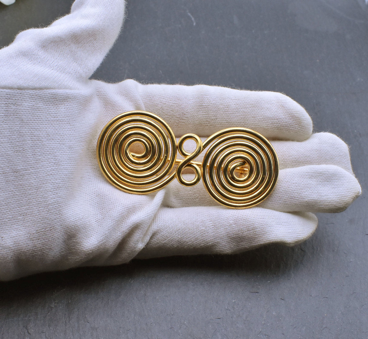 Hallstatt Spiralfibel aus Messingdraht auf der Hand