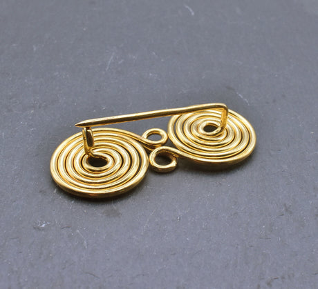 Rückseite mit geöffneter Nadel der  Hallstatt Spiralfibel aus Messingdraht