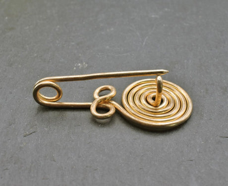 Geöffnete BronzezeitlicBronzezeitliche Spiralfibelhe Spiralfibel