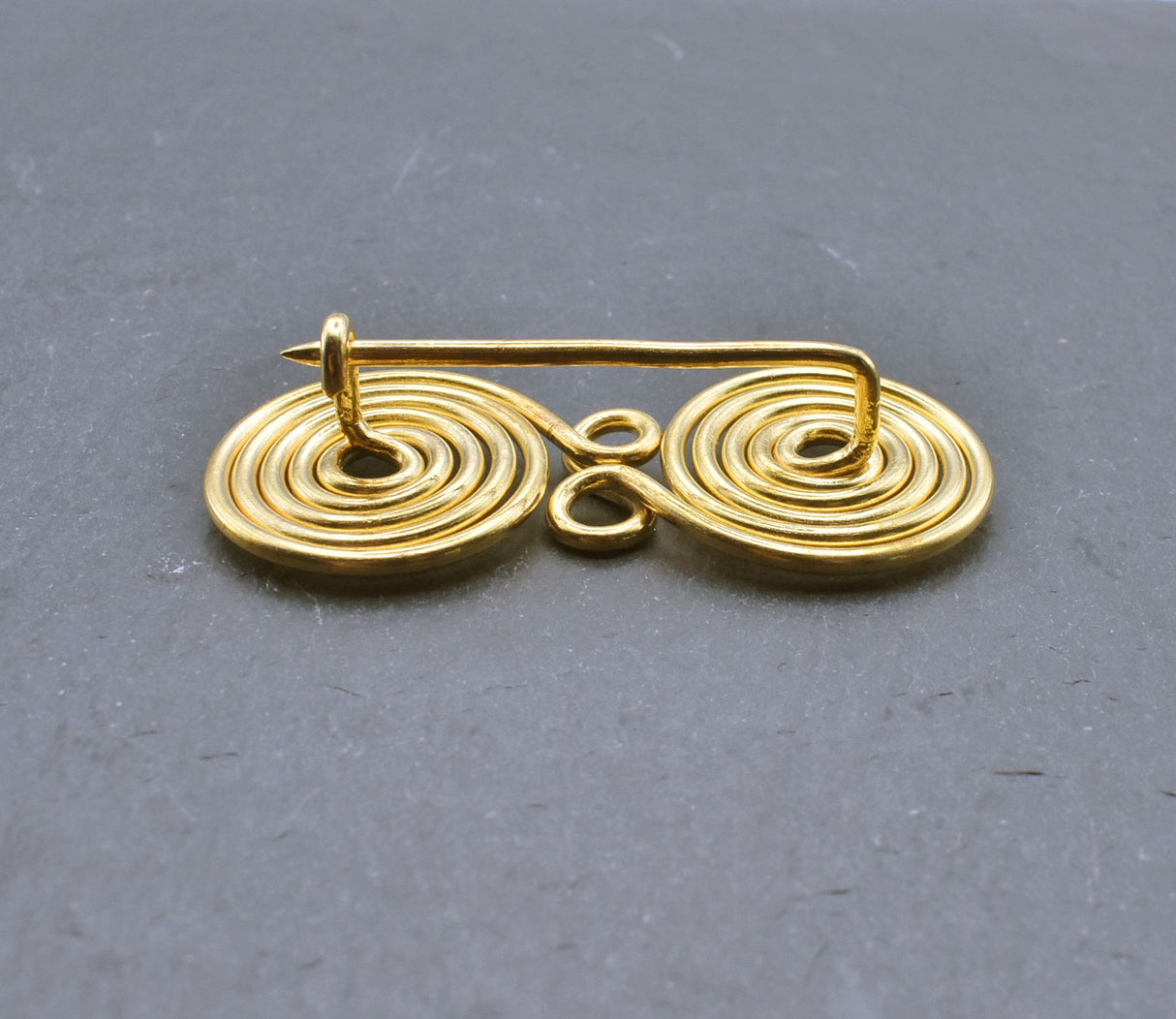 Rückseite der Hallstatt Spiralfibel aus Messingdraht
