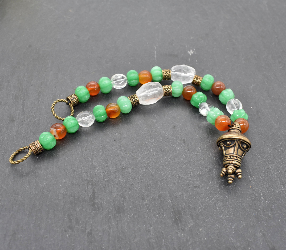 Alemannische Fibelkette mit Berlock-Anhänger und Edelsteinen – Germanischer Peplos-Schmuck mit Jade, Bergkristall und Karneol für dein Reenactment