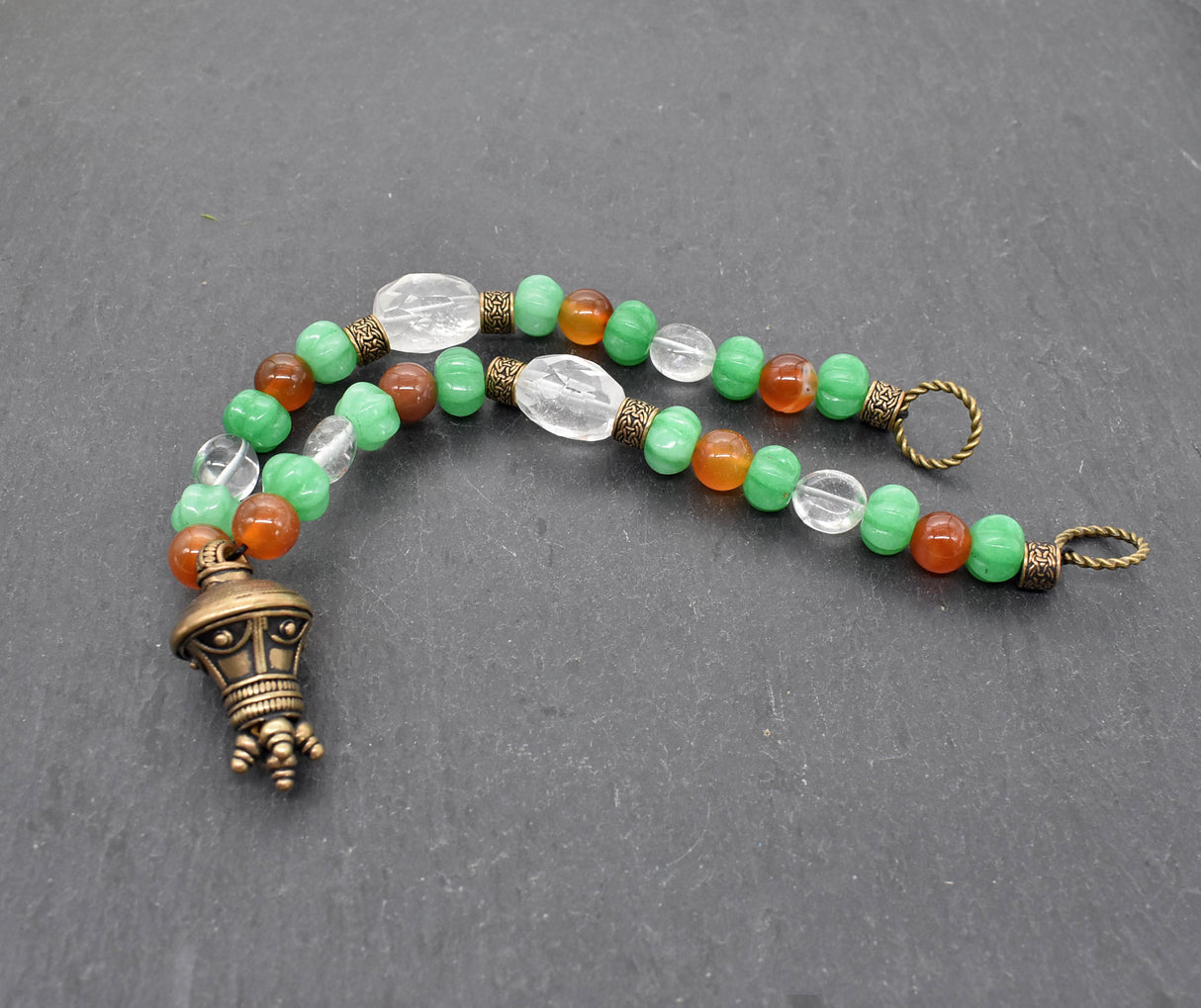 Alemannische Fibelkette mit Berlock-Anhänger und Edelsteinen – Germanischer Peplos-Schmuck mit Jade, Bergkristall und Karneol für dein Reenactment