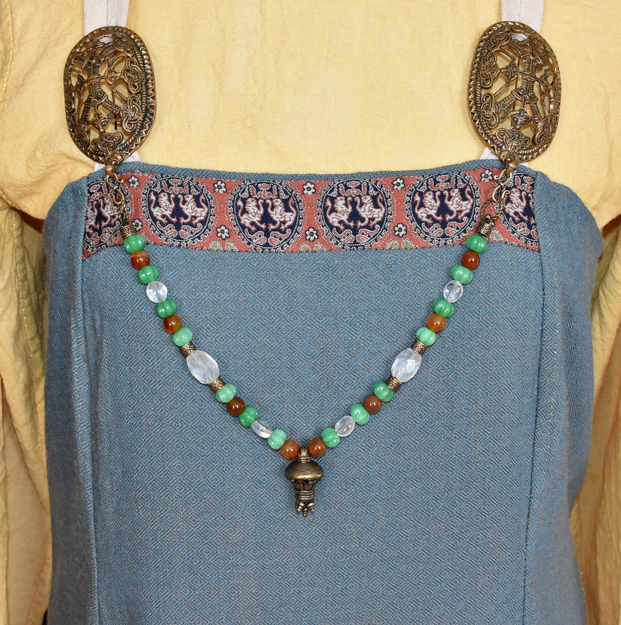 Tragebild am Wikingerkleid der Alemannische Fibelkette mit Berlock-Anhänger und Edelsteinen – Germanischer Peplos-Schmuck mit Jade, Bergkristall und Karneol für dein Reenactment