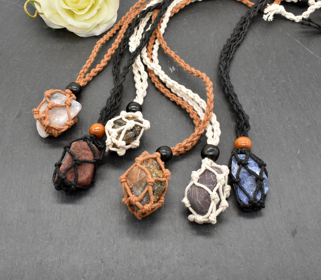 Makramee Kette mit Edelsteinen – Handgefertigter Naturschmuck voller Eleganz & Natürlichkeit