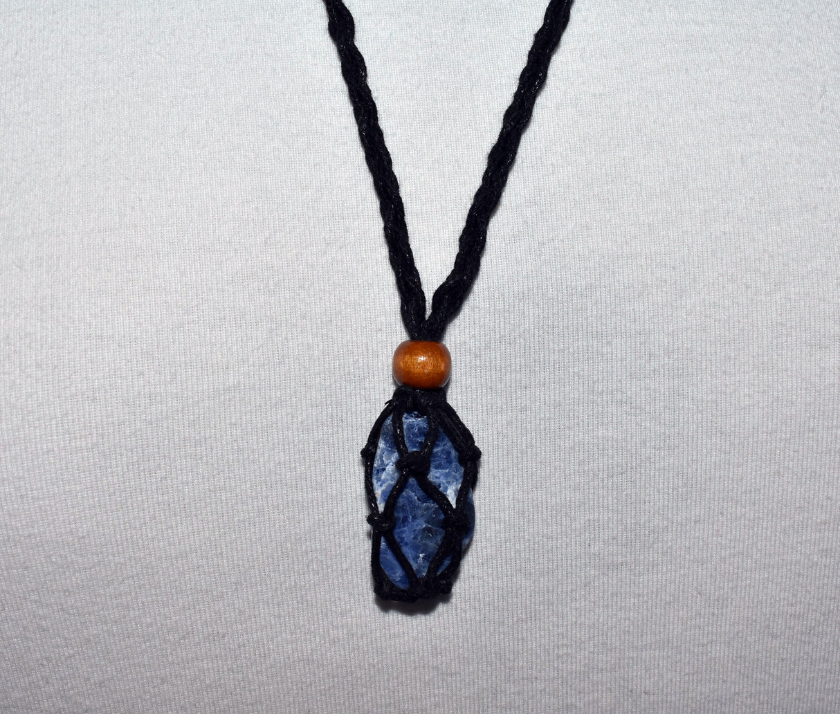 Makramee Kette mit Sodalith – Handgefertigter Naturschmuck voller Eleganz & Natürlichkeit