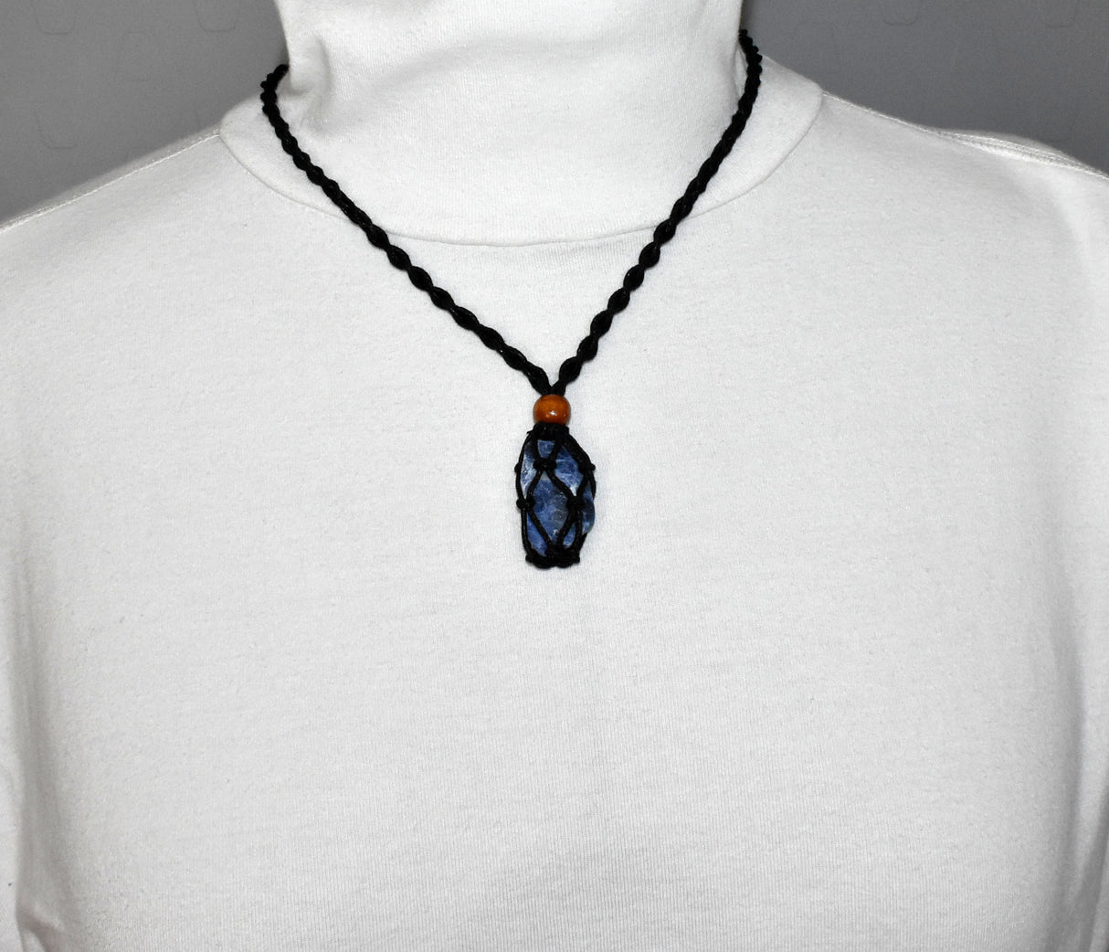 Tragebild der schwarzen Makramee Kette mit einem Sodalith in kurz