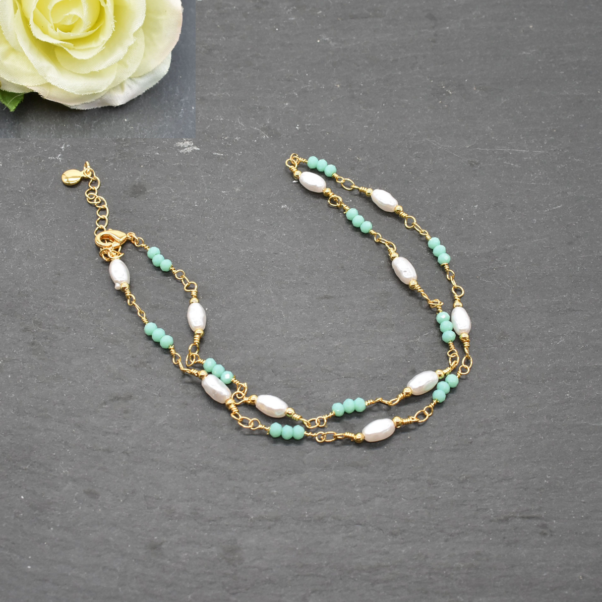 Fein gearbeitetes goldfarbenes Edelstahl-Collier mit grünen & weißen Perlen – Goldfarben, römischer Stil