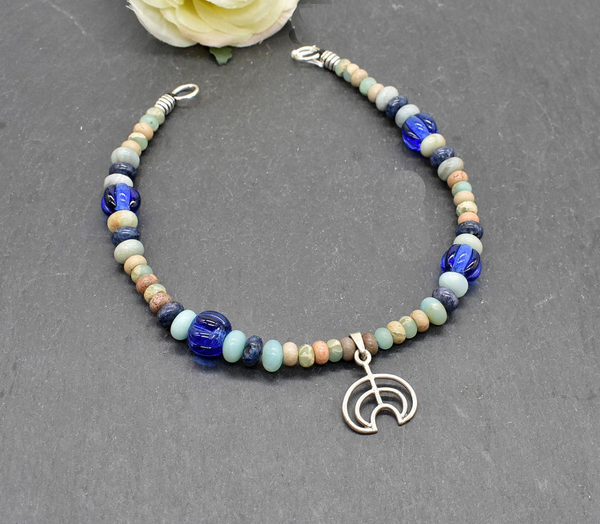 Keltische Fibelkette ERIN mit Edelsteinen und einer feinen Lunula aus 925er-Silber