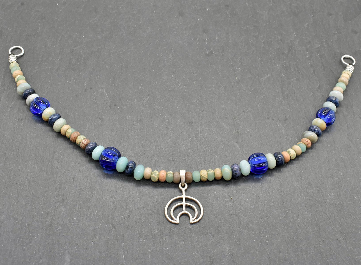 Keltische Fibelkette ERIN mit Edelsteinen und einer feinen Lunula aus 925er-Silber