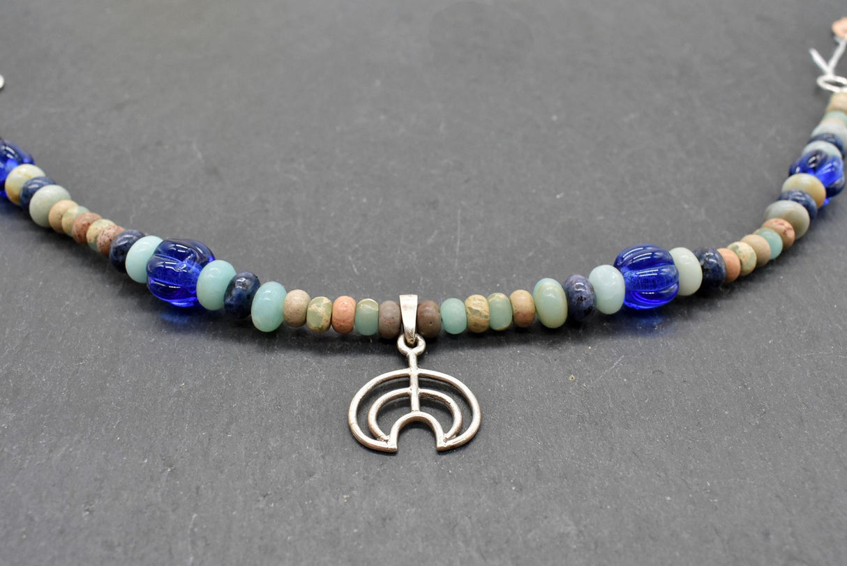 Keltische Fibelkette ERIN mit Edelsteinen und einer feinen Lunula aus 925er-Silber