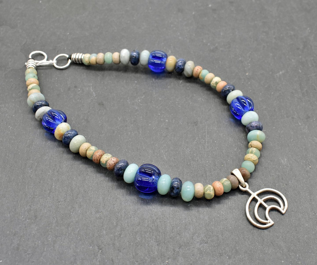 Keltische Fibelkette ERIN mit Edelsteinen und einer feinen Lunula aus 925er-Silber