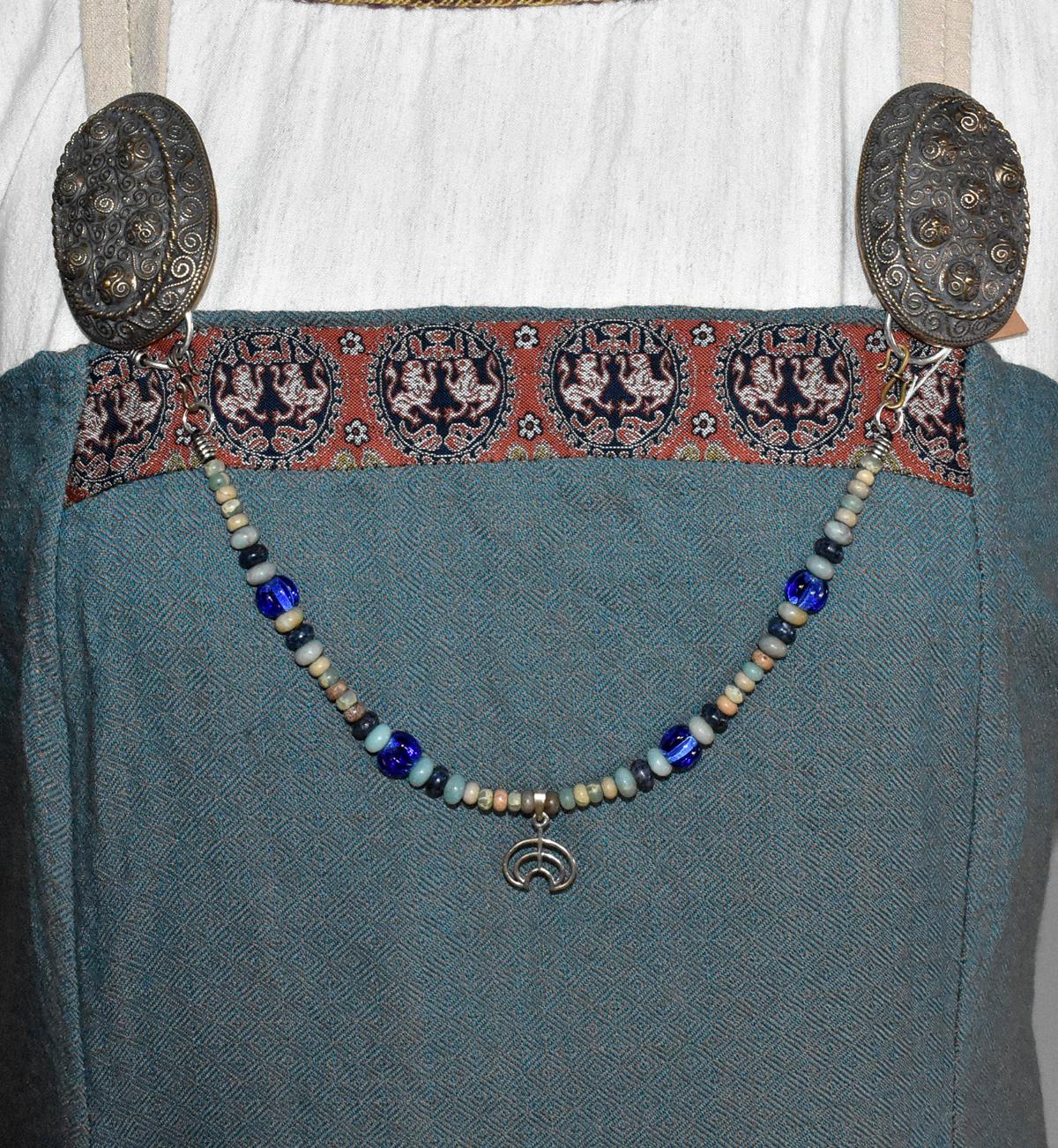 Tragebild am Wikingerkleid der Keltische Fibelkette ERIN mit Edelsteinen und einer feinen Lunula aus 925er-Silber