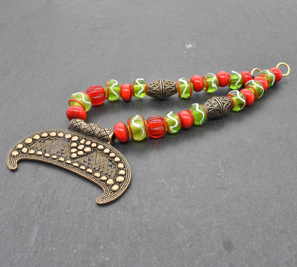 Slawische Wikinger Fibelkette mit XL Gnedsdovo Lunula aus Bronze – Prunkvolle Glasperlenkette für Wikinger Gewandung in rot und grün