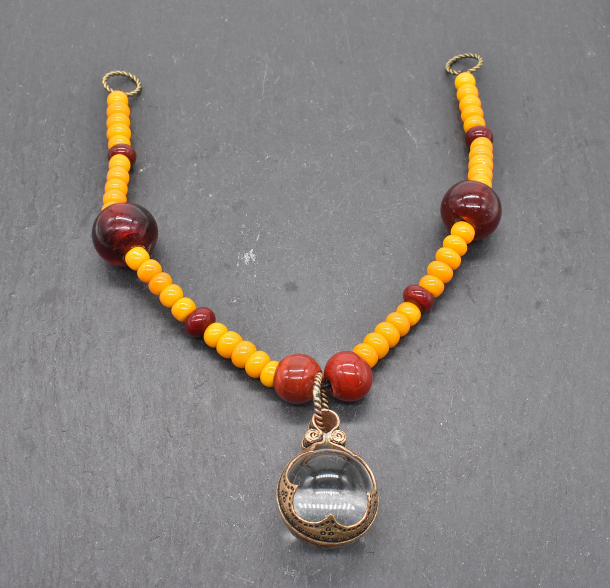 Wikinger Fibelkette mit Gotland-Sphäre und Lampwork Perlen in orange und rot von BELNAS SCHATZKISTE