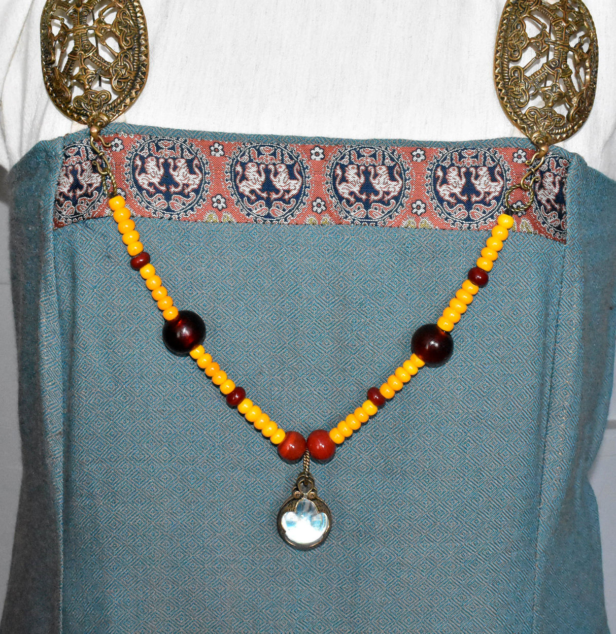 Tragebild der Wikinger Fibelkette mit Gotland-Sphäre und Lampwork Perlen in orange und rot von BELNAS SCHATZKISTE