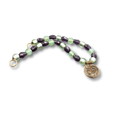 Fibelkette im Wikinger-Stil mit Drachenamulett und Glasperlen in lila und hellgrün