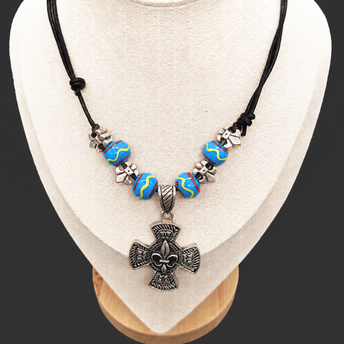 Fleur-de-Lis-Kette mit hellblauen Glasperlen