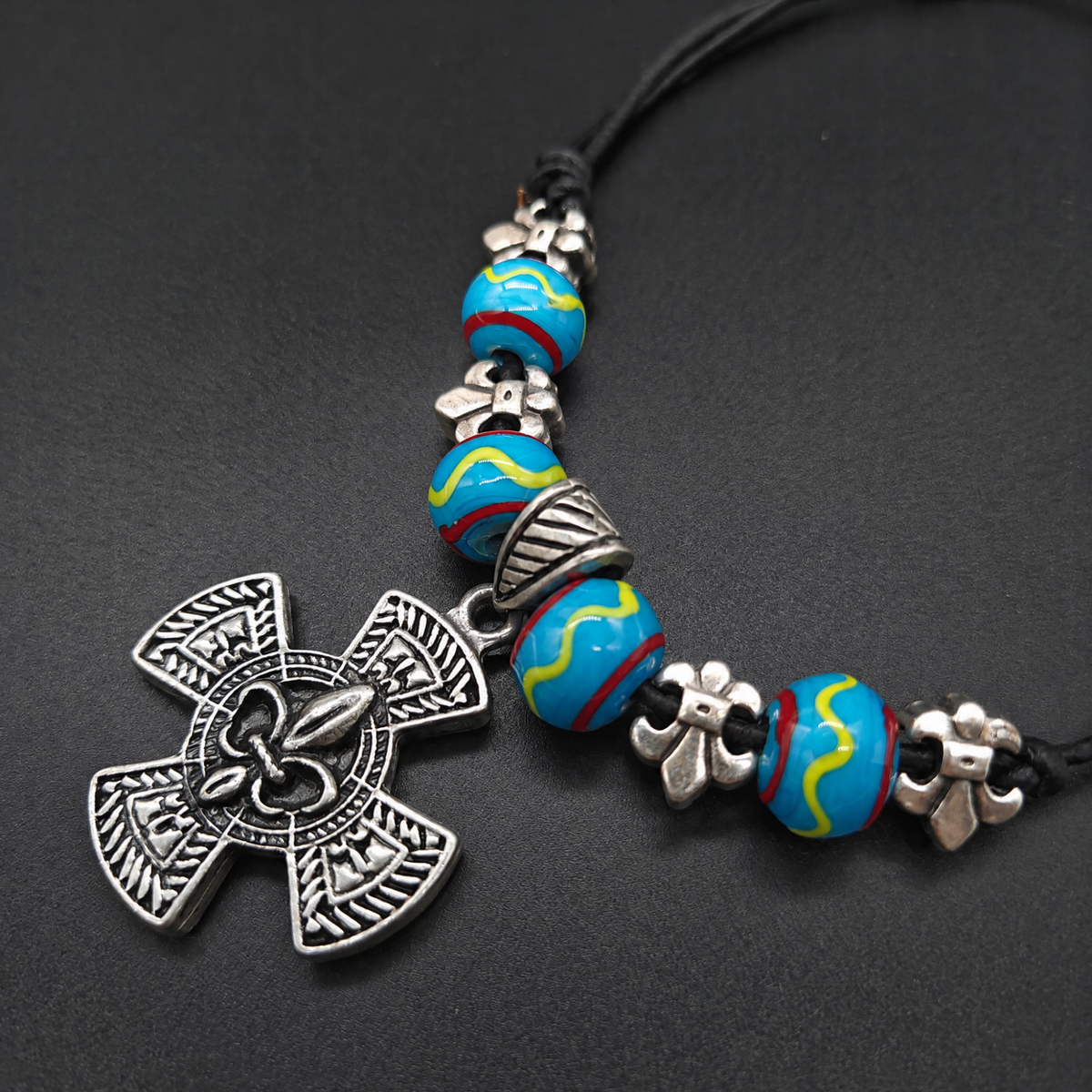 Fleur-de-Lis-Kette Silber mit hellblauen Glasperlen