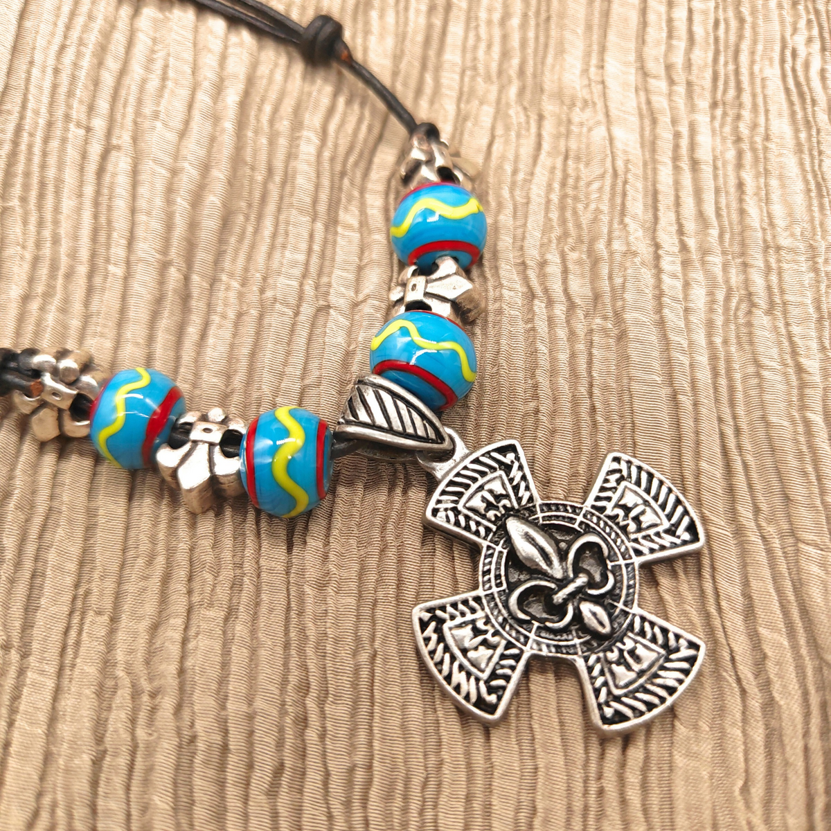Fleur-de-Lis-Kette Silber mit hellblauen Glasperlen