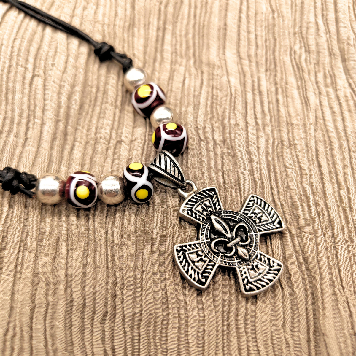 Fleur-de-Lis-Kette Silber mit weinroten Glasperlen