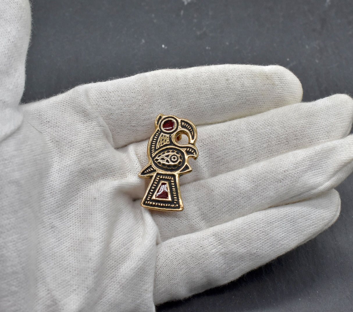 Fränkische Vogelfibel aus Bronze auf der Hand