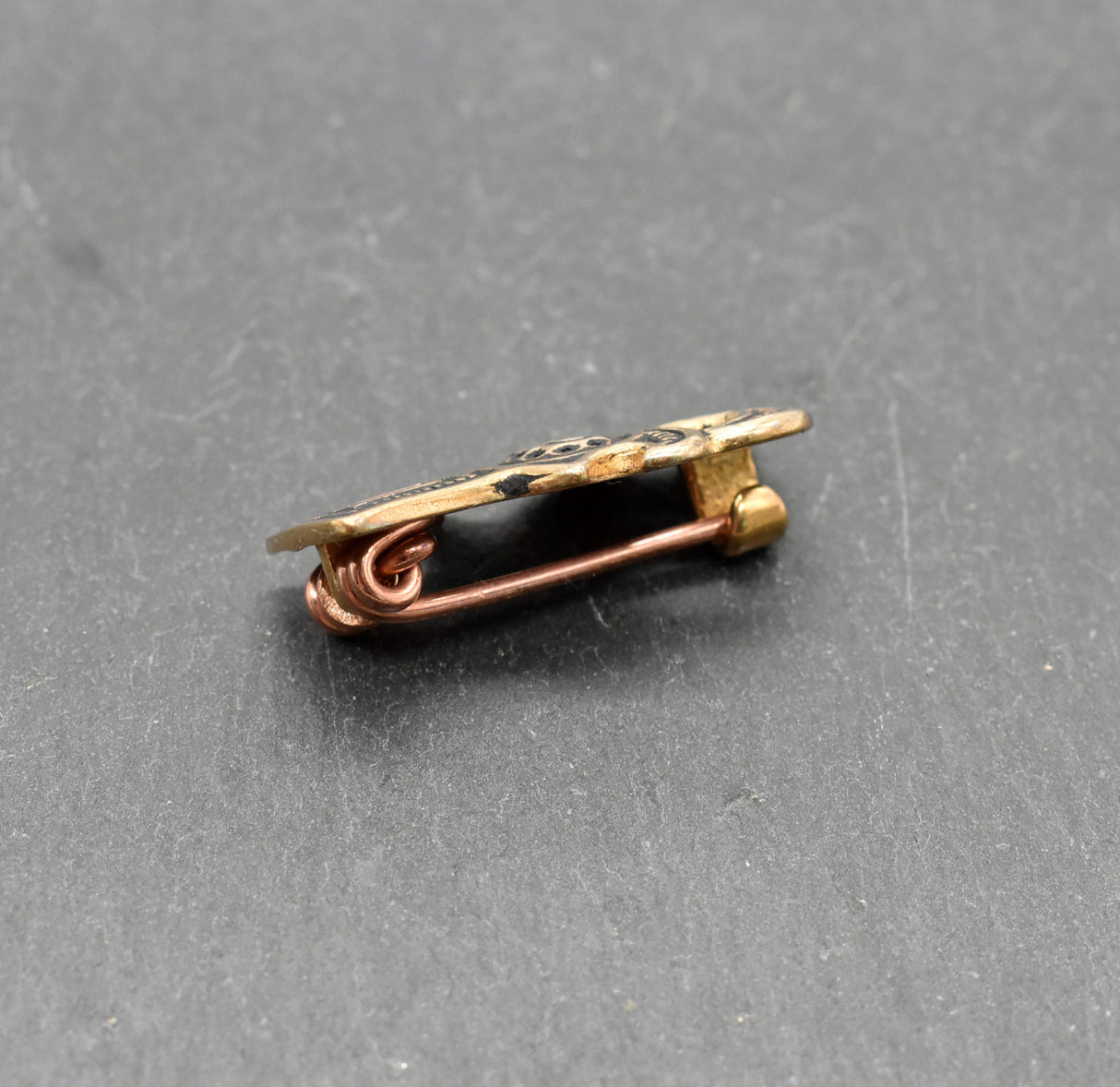 Seitenansicht der Fränkische Vogelfibel aus Bronze – Ein einzigartiges Schmuckstück der Merowingerzeit