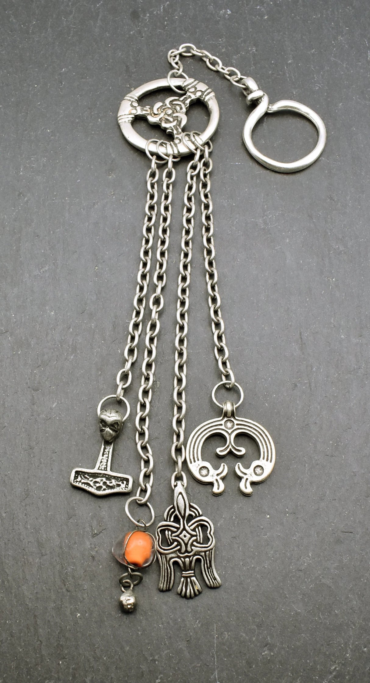 Gebamsel für die Wikingerin aus silberfarbenem ZAMAK mit bunter Glasperle