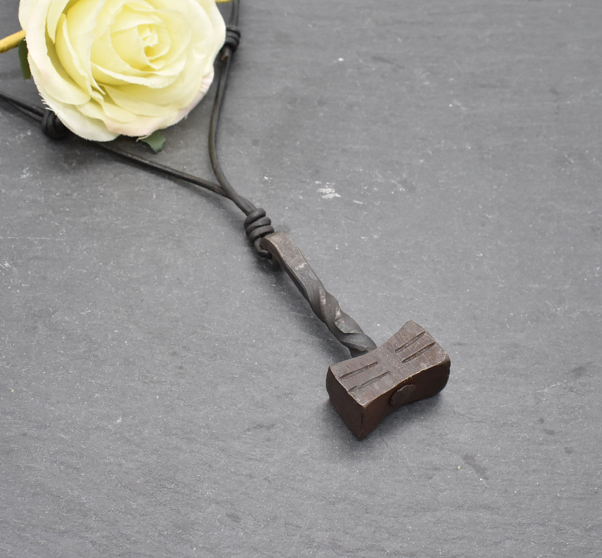 Handgeschmiedeter Mjölnir aus Eisen an einer verstellbaren Lederkette
