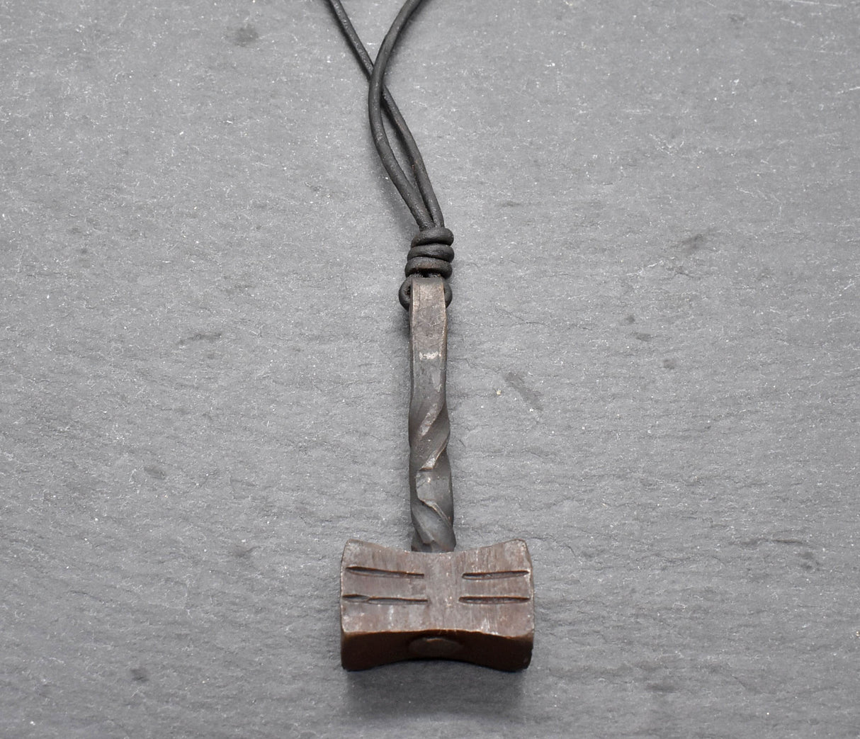Handgeschmiedeter Mjölnir aus Eisen an einer verstellbaren Lederkette