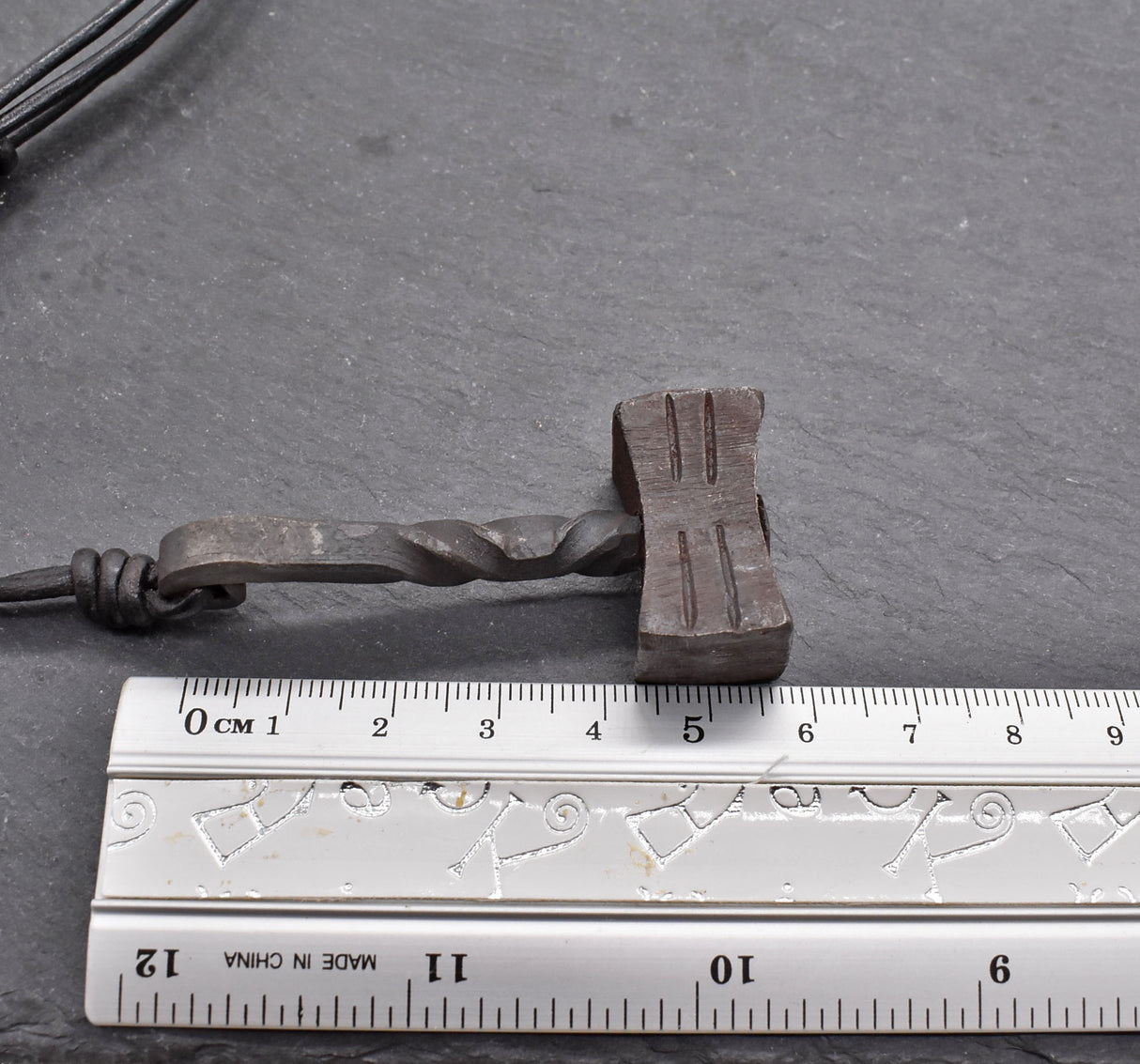 Maße in cm des Handgeschmiedeter Mjölnir aus Eisen an einer verstellbaren Lederkette