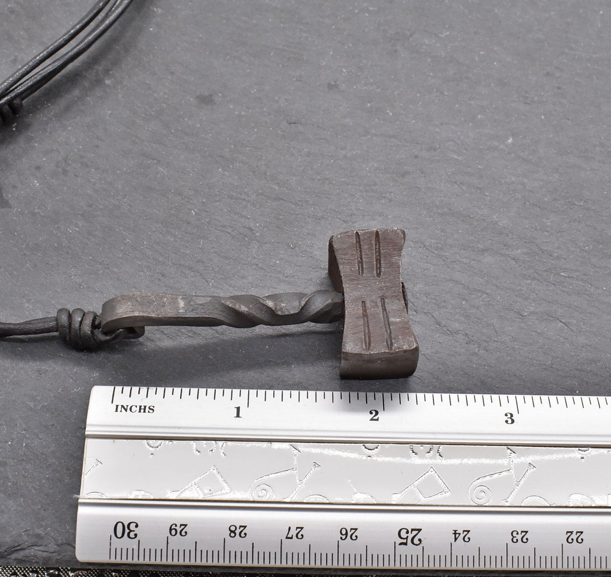 Maße in inch des Handgeschmiedeter Mjölnir aus Eisen an einer verstellbaren Lederkette